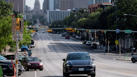 테슬라 로보택시 첫날 일부 과속·차선 진입 오류 등 문제 드러나