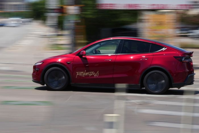 ‘무인’ 로보택시 운행 첫날…머스크에 안전한지 묻자 "그건 비밀"